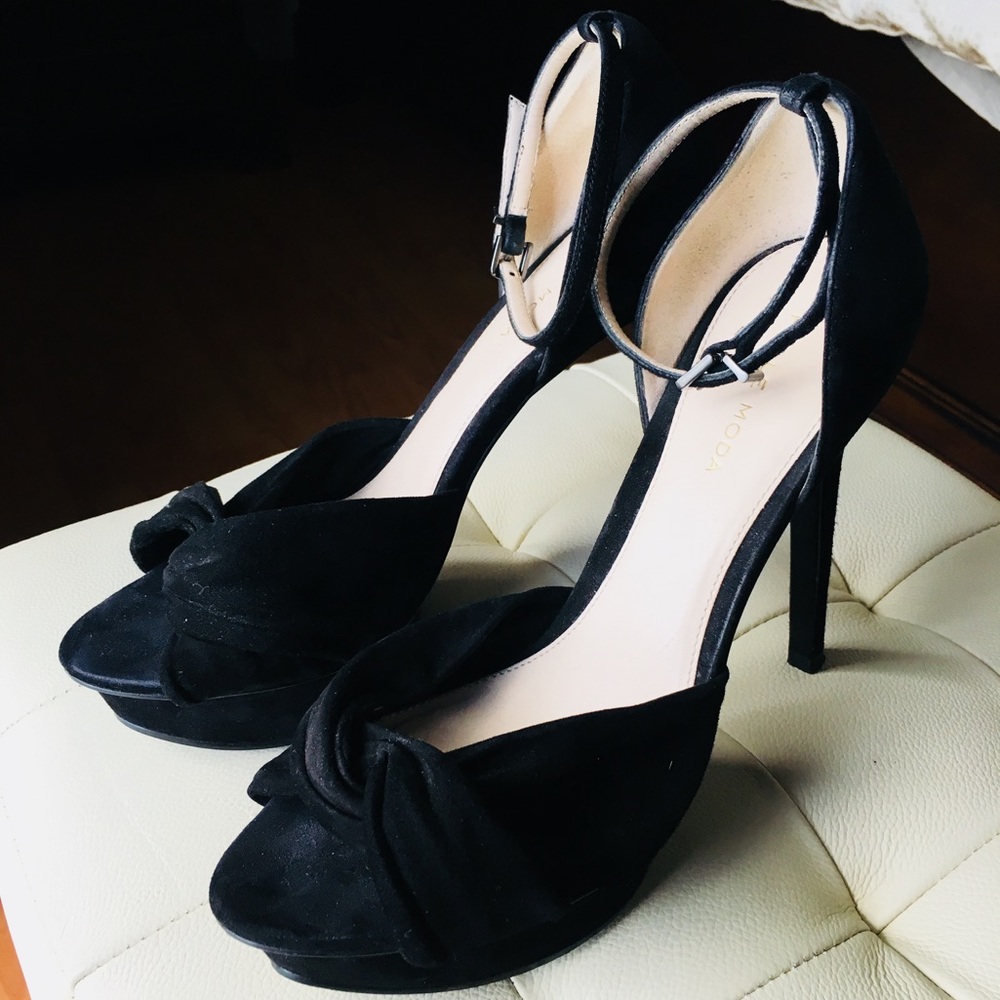 Thrice worn Pelle Moda all black heels.